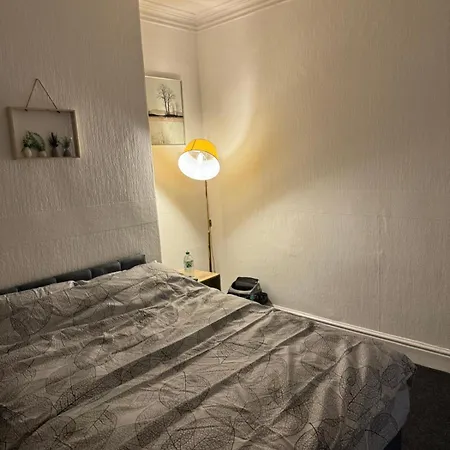 Crumpsall, Apartament Manchester