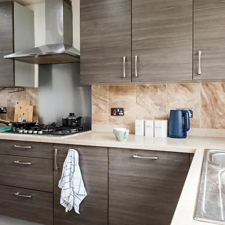 Stunning 4 Bed In Salford - Sleeps 9