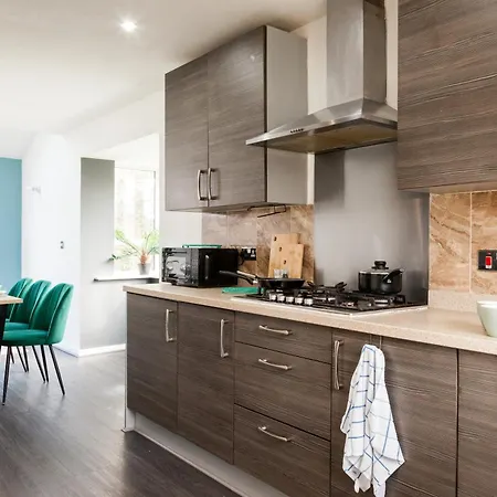 Stunning 4 Bed In Salford - Sleeps 9