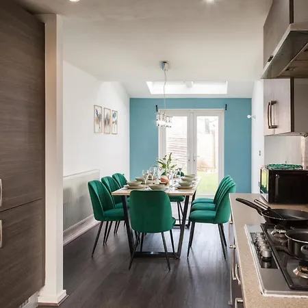 Villa Stunning 4 Bed In Salford - Sleeps 9 *