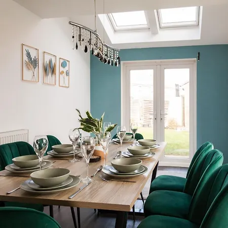 Stunning 4 Bed In Salford - Sleeps 9 *