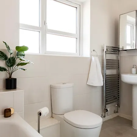 Stunning 4 Bed In Salford - Sleeps 9