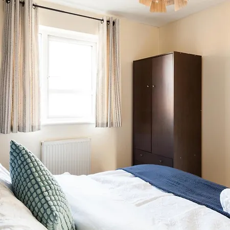 Stunning 4 Bed In Salford - Sleeps 9
