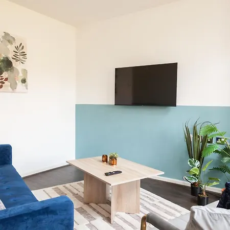Villa Stunning 4 Bed In Salford - Sleeps 9 *