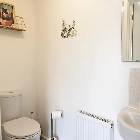 Stunning 4 Bed In Salford - Sleeps 9 *
