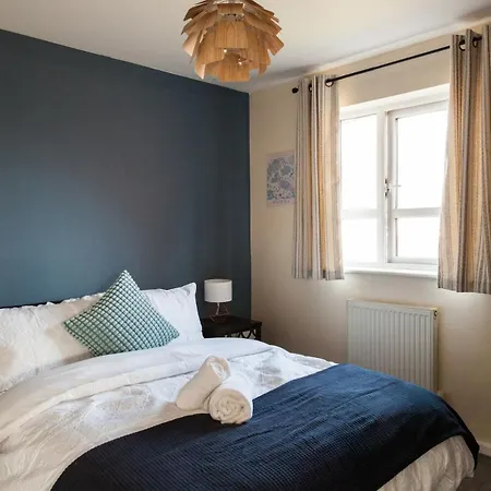 Stunning 4 Bed In Salford - Sleeps 9 *