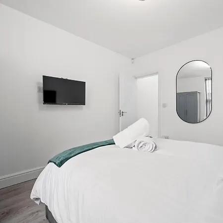 Stylish 5br With Free Parking And Wifi Holiday home Manchester