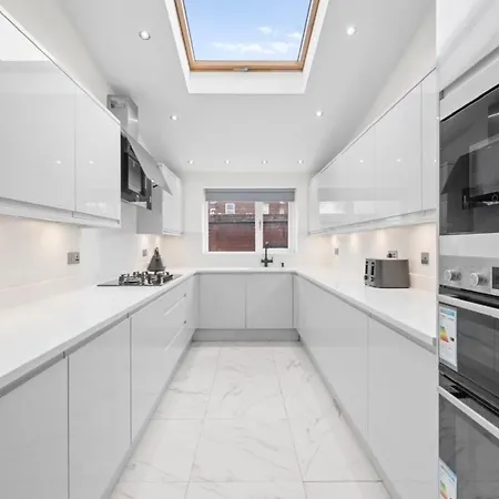 Stylish 5br With Free Parking And Wifi Holiday home *