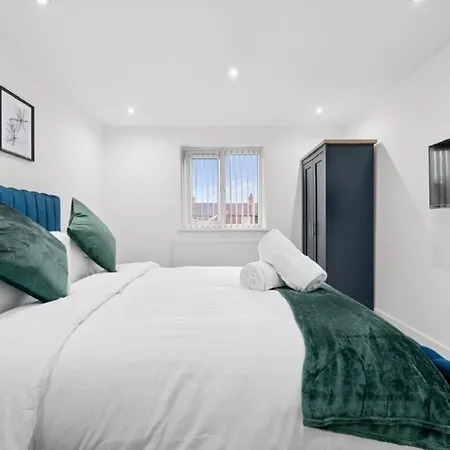 Stylish 5br With Free Parking And Wifi