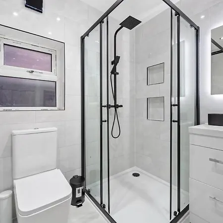 Stylish 5br With Free Parking And Wifi