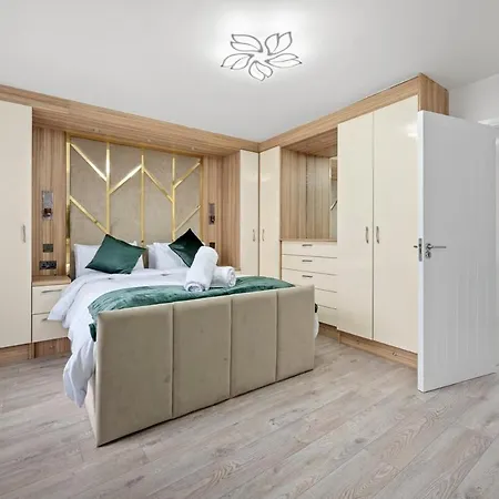 Stylish 5br With Free Parking And Wifi Holiday home *