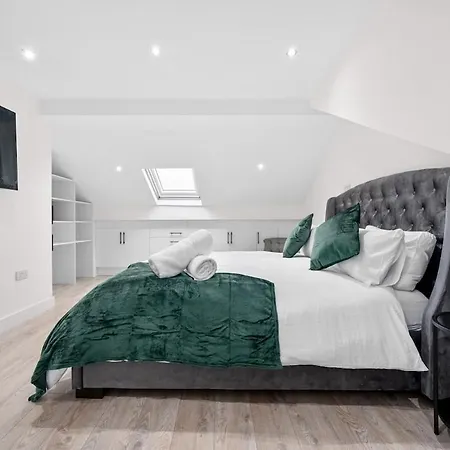 Stylish 5br With Free Parking And Wifi Holiday home Manchester