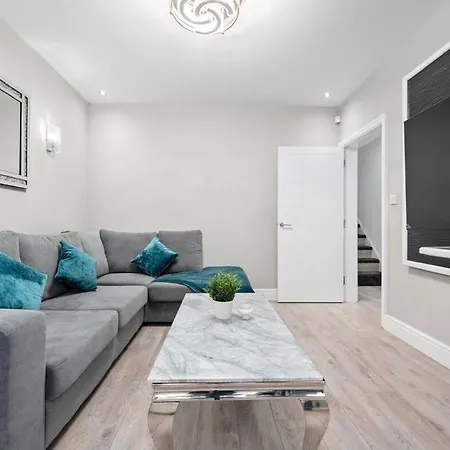 Stylish 5br With Free Parking And Wifi