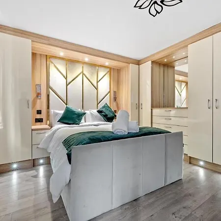 Holiday home Stylish 5br With Free Parking And Wifi