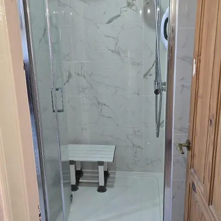 Single Sunny Stretford * Манчестер