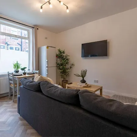 Luxury 1-bed Near Centre And North General Hospital דירה *