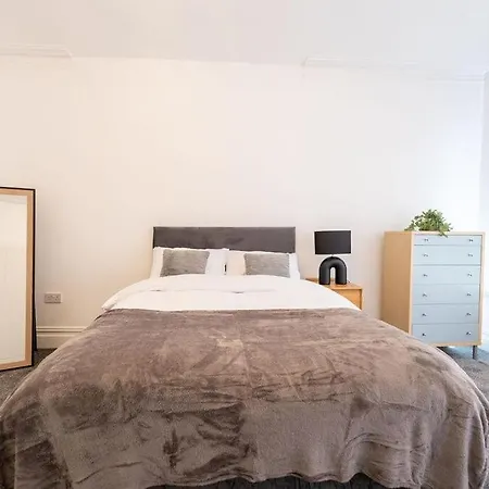 Luxury 1-bed Near Centre And North General Hospital דירה