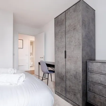 Stylish 2 Bdr By Torr Group Short Lets & Serviced With Free Wifi *