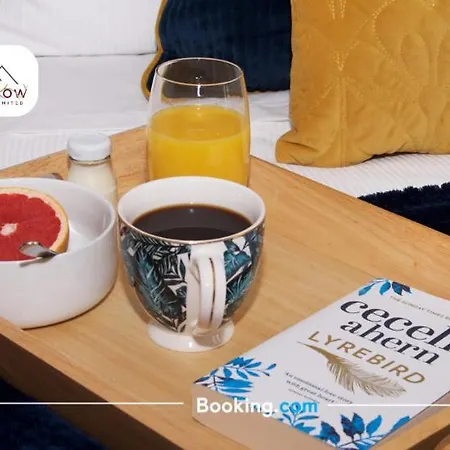 Apartment Hedgerow Urban Oasis: Spacious 3-bedroom Getaway