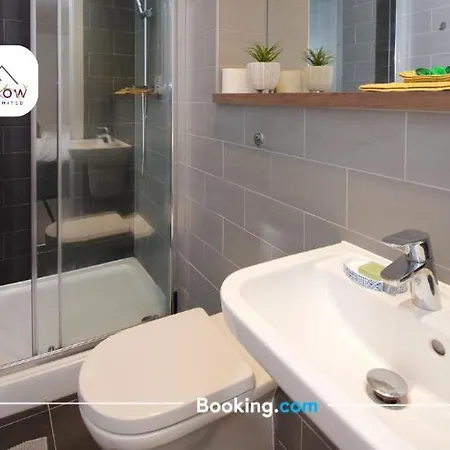 Hedgerow Urban Oasis: Spacious 3-bedroom Getaway * Manchester