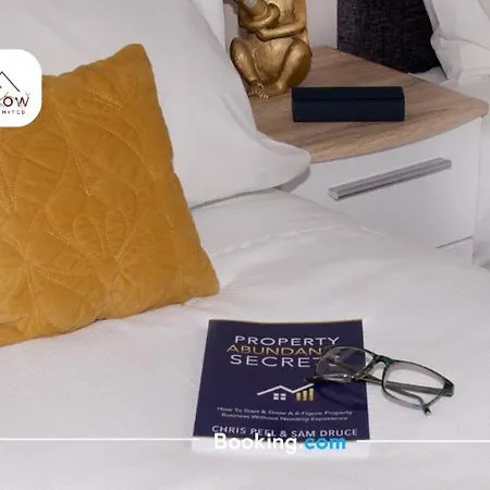 Apartment Hedgerow Urban Oasis: Spacious 3-bedroom Getaway