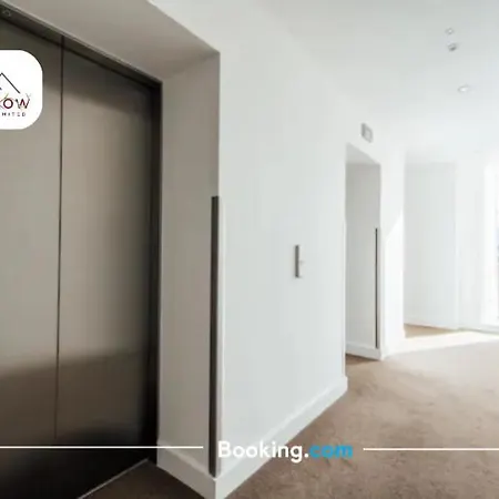 Hedgerow Urban Oasis: Spacious 3-bedroom Getaway Apartment *