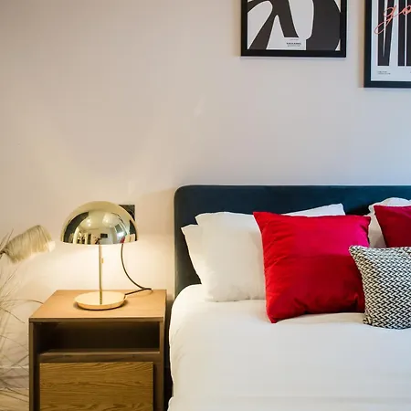 Stylish Escape - Walk To Chinatown Apartment