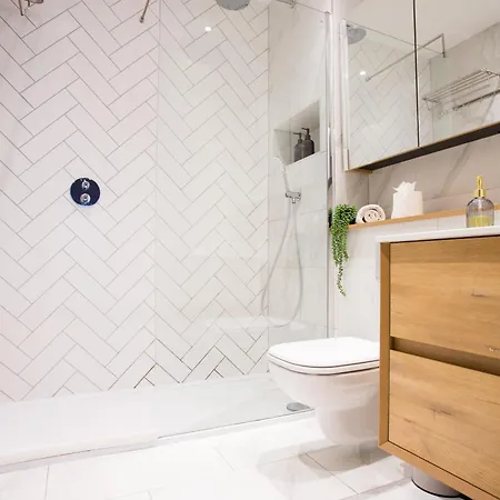 Stylish Escape - Walk To Chinatown Apartment *