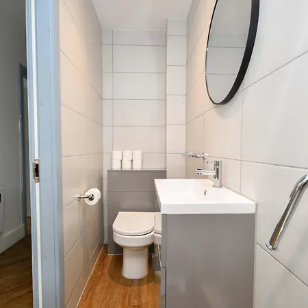 Bright 2 Bed Flat In W Security Apartment *