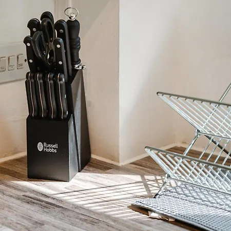 Stylish 4 Bedroom With Wifi, Free Parking And Close To Old Trafford