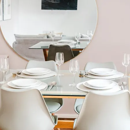 Stylish 4 Bedroom With Wifi, Free Parking And Close To Old Trafford *