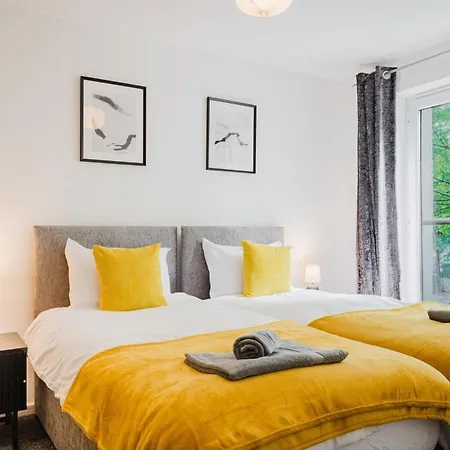 Stylish 4 Bedroom With Wifi, Free Parking And Close To Old Trafford