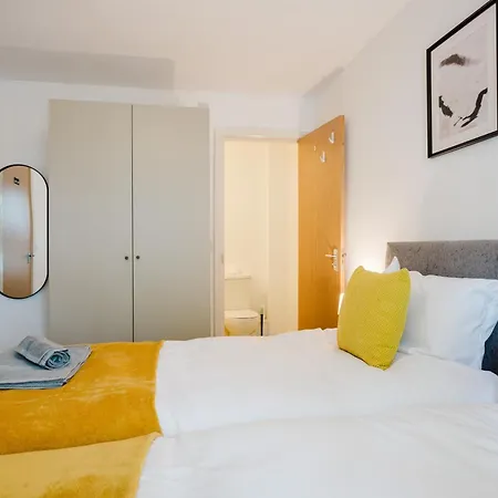 Apartment Stylish 4 Bedroom With Wifi, Free Parking And Close To Old Trafford