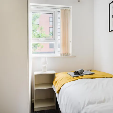 アパート Stylish 4 Bedroom With Wifi, Free Parking And Close To Old Trafford マンチェスター