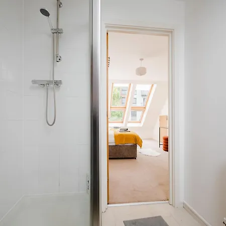 Apartment Stylish 4 Bedroom With Wifi, Free Parking And Close To Old Trafford Manchester