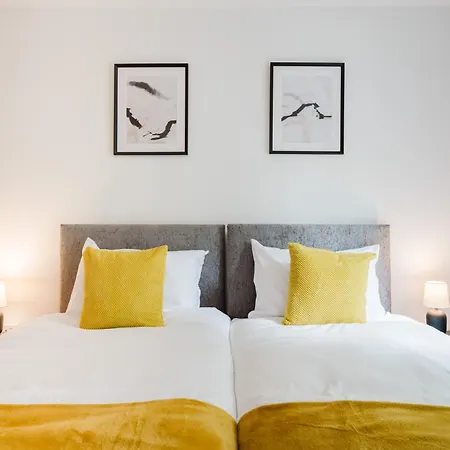 Stylish 4 Bedroom With Wifi, Free Parking And Close To Old Trafford