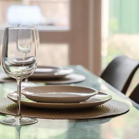 Apartment Stylish 4 Bedroom With Wifi, Free Parking And Close To Old Trafford *