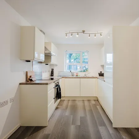 Stylish 4 Bedroom With Wifi, Free Parking And Close To Old Trafford Apartment