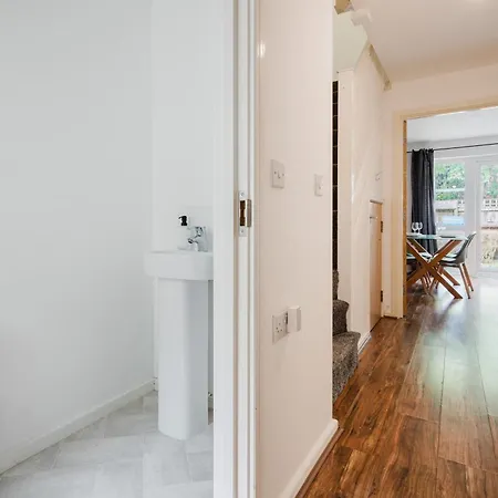 Stylish 4 Bedroom With Wifi, Free Parking And Close To Old Trafford *