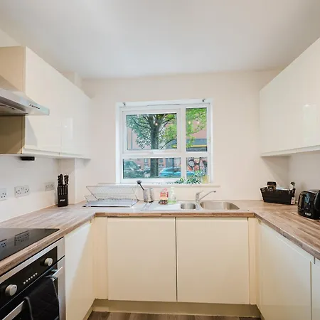 Stylish 4 Bedroom With Wifi, Free Parking And Close To Old Trafford Apartment