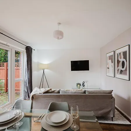 Stylish 4 Bedroom With Wifi, Free Parking And Close To Old Trafford マンチェスター