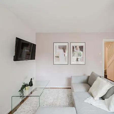 Apartment Stylish 4 Bedroom With Wifi, Free Parking And Close To Old Trafford Manchester