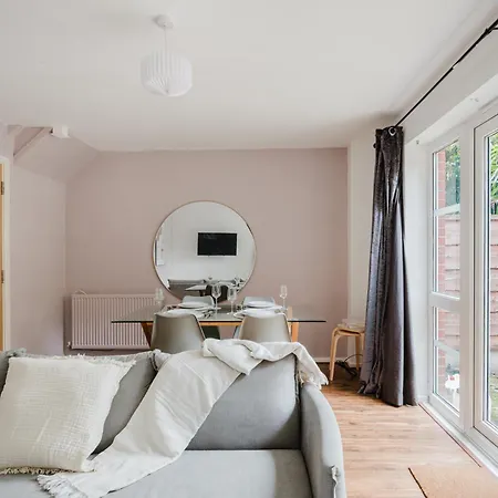 Stylish 4 Bedroom With Wifi, Free Parking And Close To Old Trafford Apartment