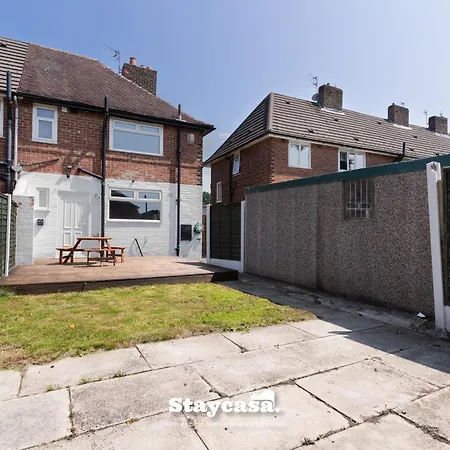 3-bedroom House W Free Parking, Near Man Airport! Holiday home *