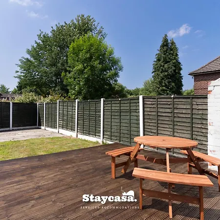 Holiday home 3-bedroom House W Free Parking, Near Man Airport!
