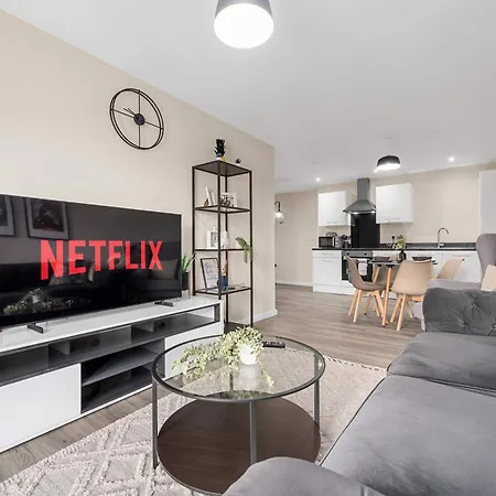 2 Bed Centre Flat Balcony Free Parking *