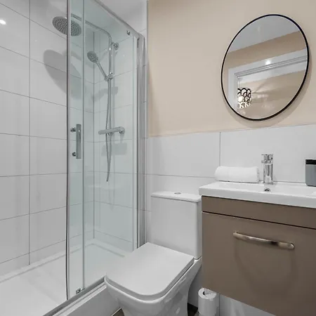 2 Bed Centre Flat Balcony Free Parking Appartement