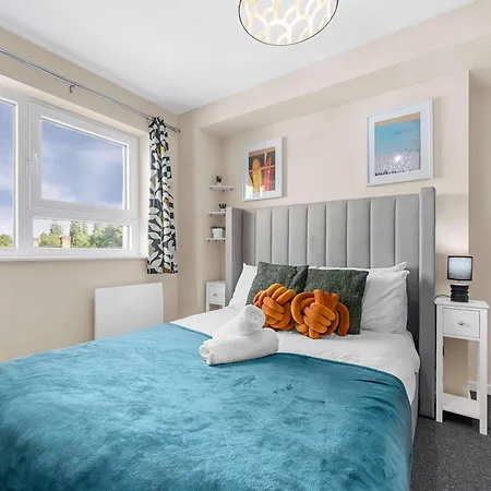 2 Bed Centre Flat Balcony Free Parking *