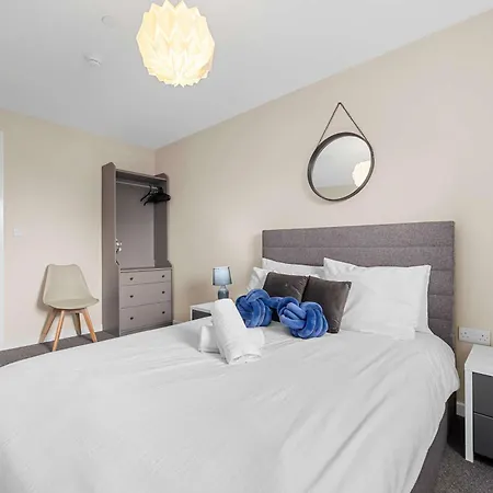 2 Bed Centre Flat Balcony Free Parking