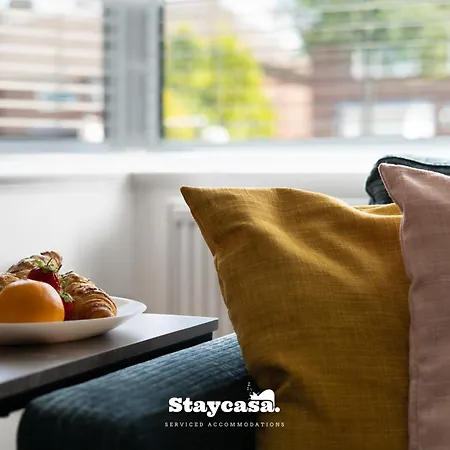 3-bedroom House W Free Parking, Near Man Airport! マンチェスター